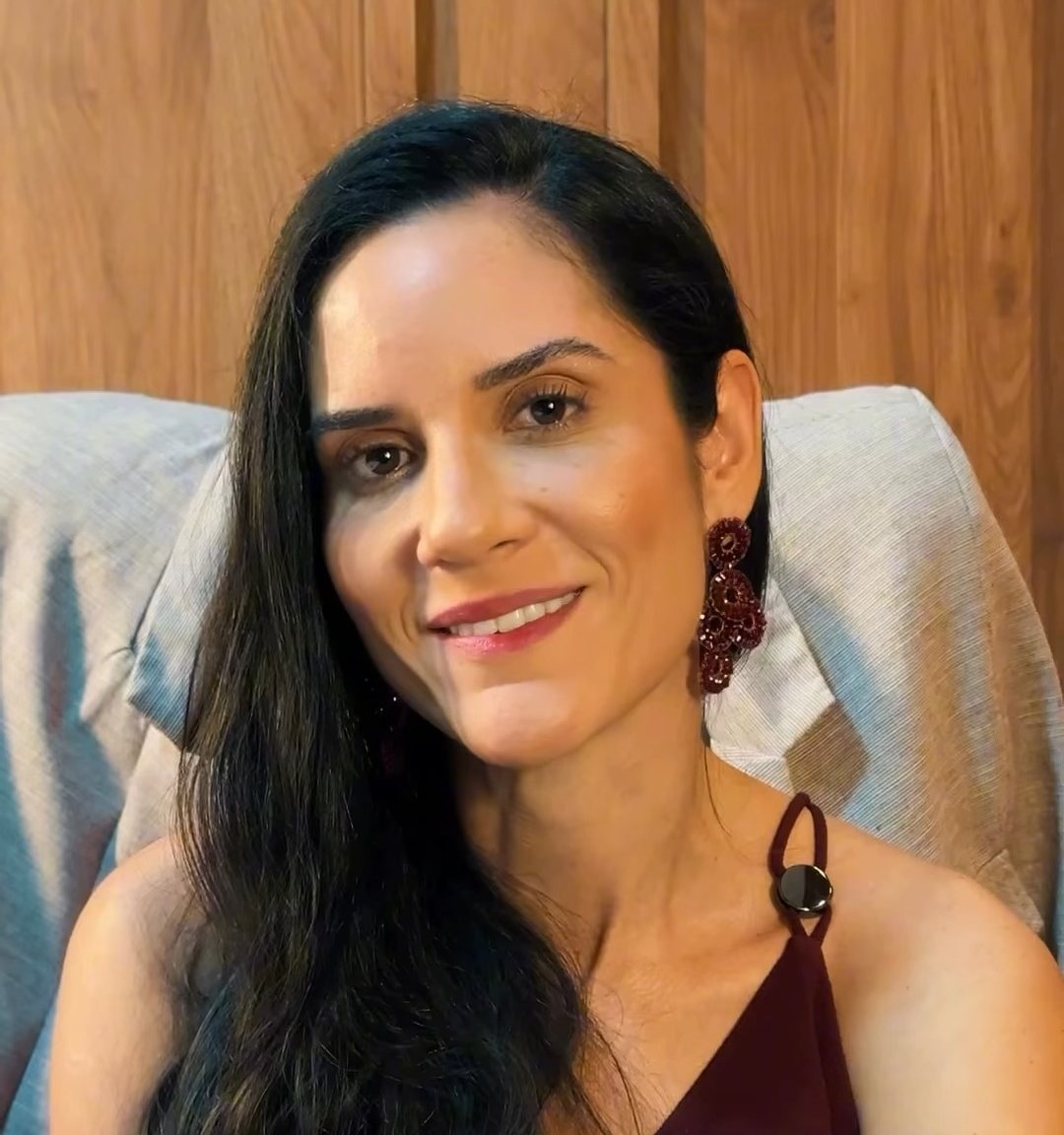 Dra. Kemilly Prates sorrindo, de blusa vinho